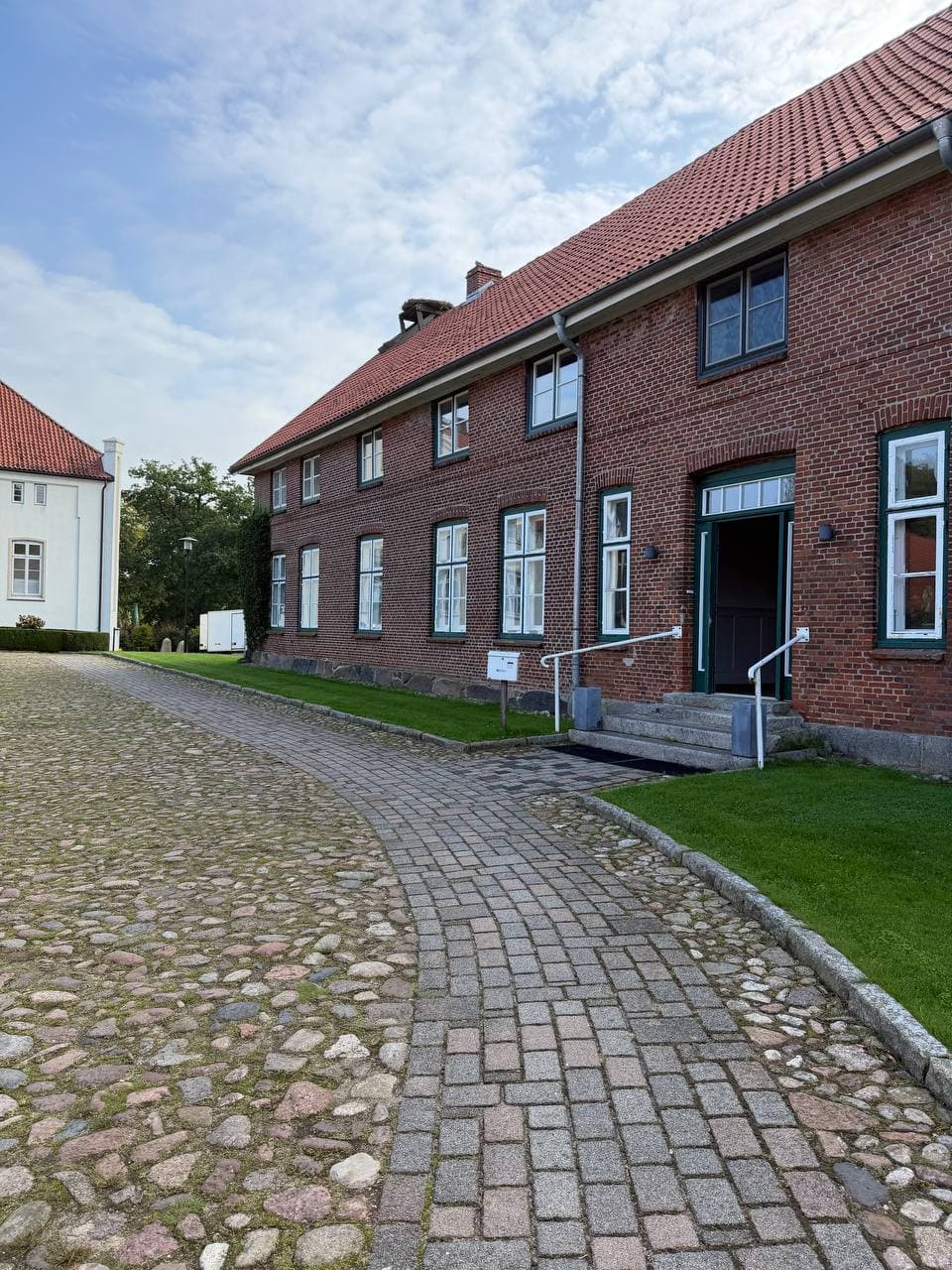 Backsteingebäude des Netkitchen-Büros auf Gut Kaden in Alveslohe